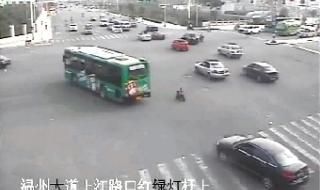 在摩托车中进入妈妈 在摩托车中进入妈妈